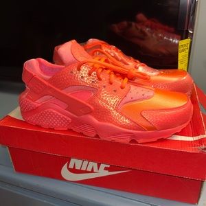 Huarache SE ‘hot lava🔥🔥🔥